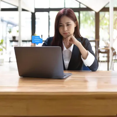 Notificações do Telegram Web no notebook de mulher.