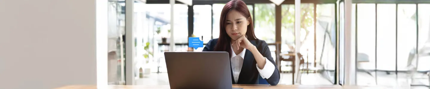 Mulher recebendo notificações do Telegram Web no notebook.