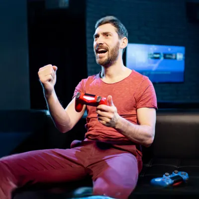 Homem se divertindo jogando no PS5.