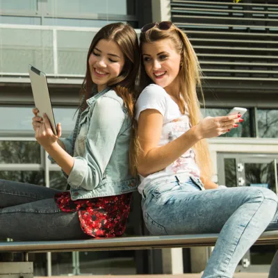 Amigas no banco trocando conexão de internet.