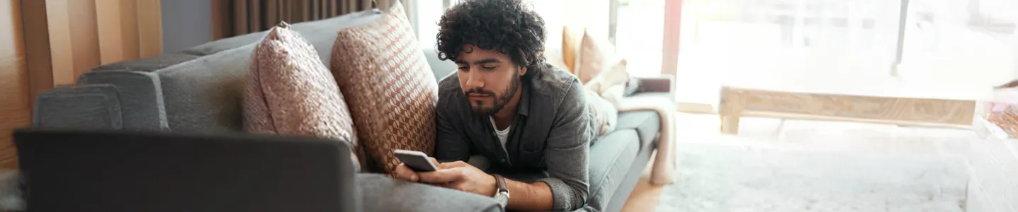 Homem cancelando assinatura no Kindle Unlimited pelo celular.