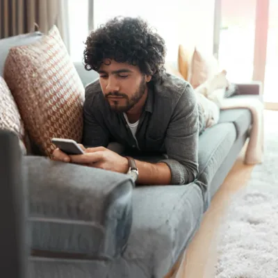 Homem desativando assinatura do Kindle Unlimited pelo celular.