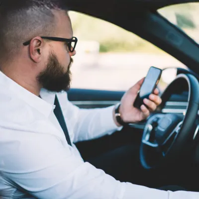 Pessoa utilizando o Waze enquanto dirige.