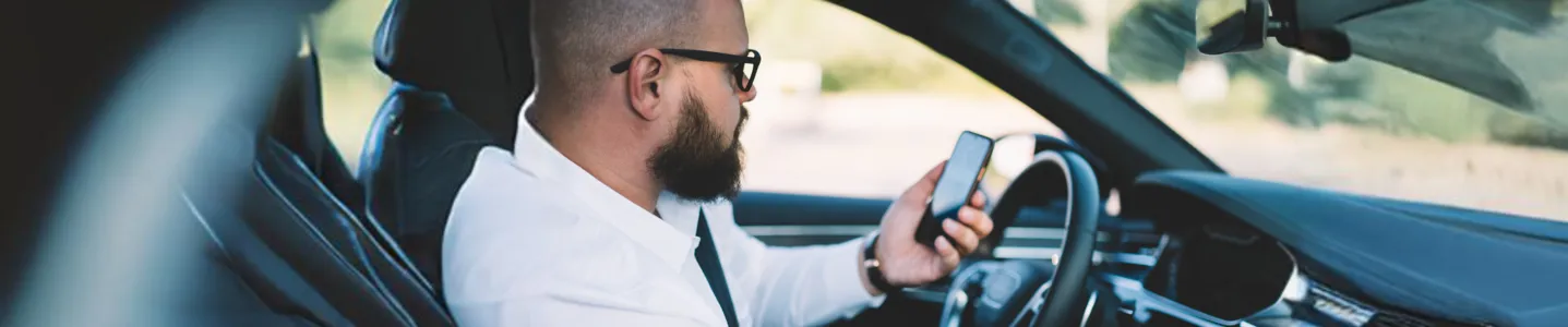 Homem navegando com o Waze no carro.