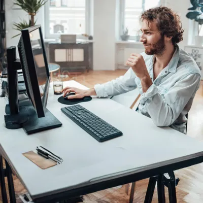 Homem configurando a conexão de internet no computador.