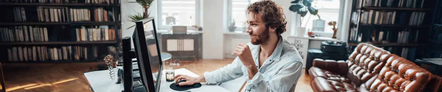 Homem está configurando a conexão de internet no PC.