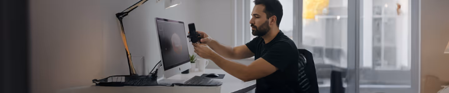 Homem ajustando microfone em ambiente de trabalho moderno