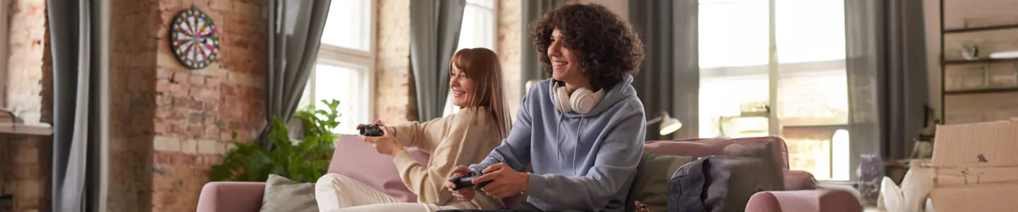 Casal jogando no Xbox.