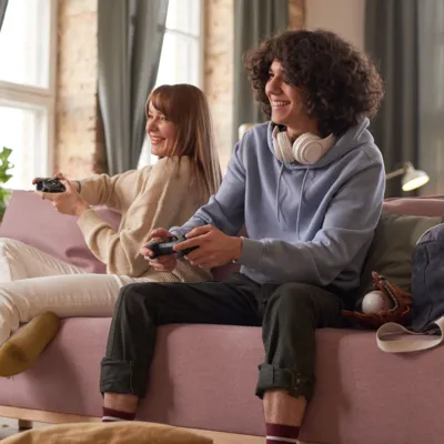 Casal se divertindo jogando no Xbox.