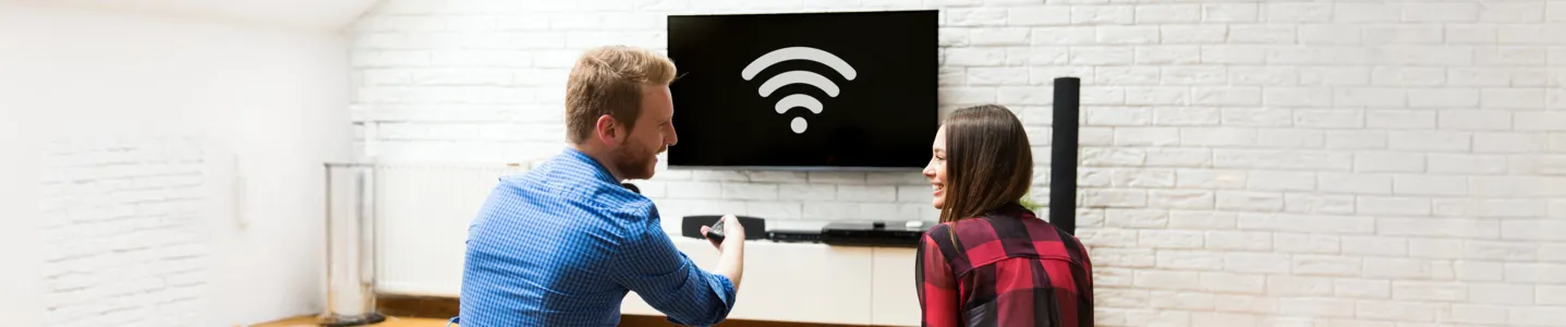 Casal conectando o Wi-Fi na TV.