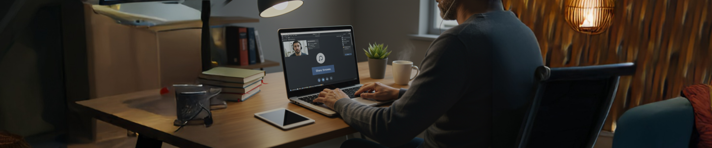 Homem participa de videoconferência no notebook