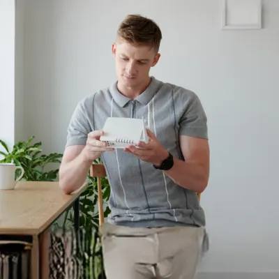 Ajustes no roteador feitos por homem para videochamadas melhores.