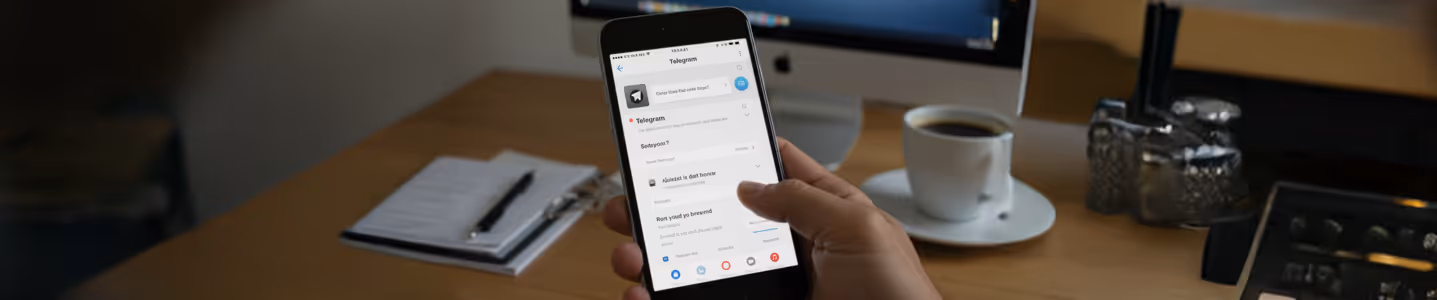 Pessoa acessando o Telegram em smartphone em mesa
