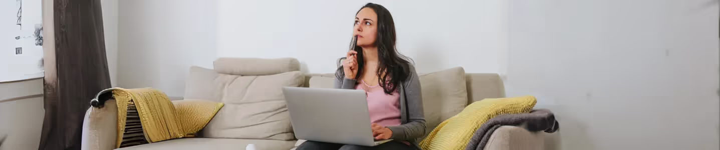 Jovem mulher com dúvidas sobre como contratar serviço de internet.