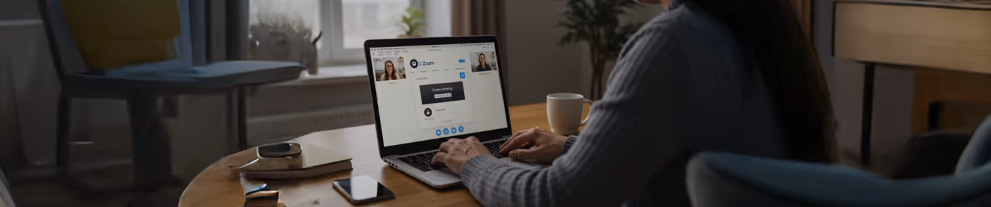 Mulher participando de reunião no Zoom pelo laptop