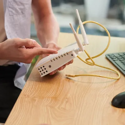 Verificação de conexão no roteador feita por um rapaz.