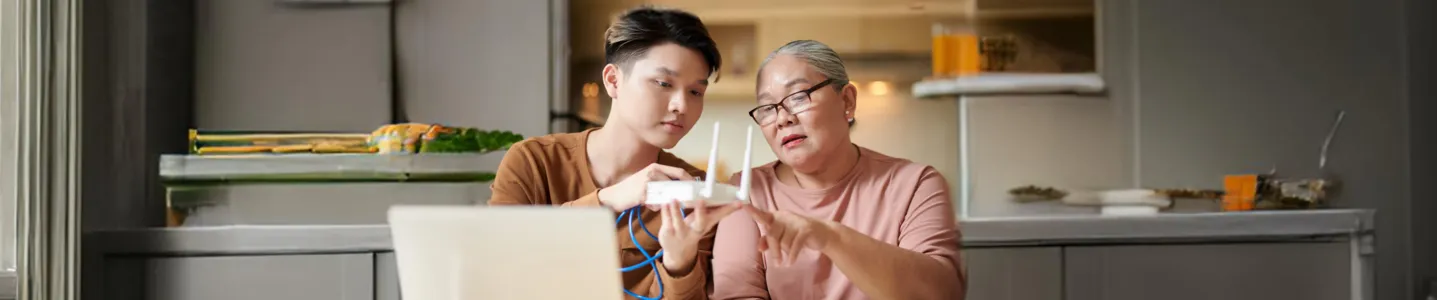 Filho e mãe vendo como é feita a instalação de internet.