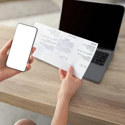 Mulher digitalizando documento usando o celular.