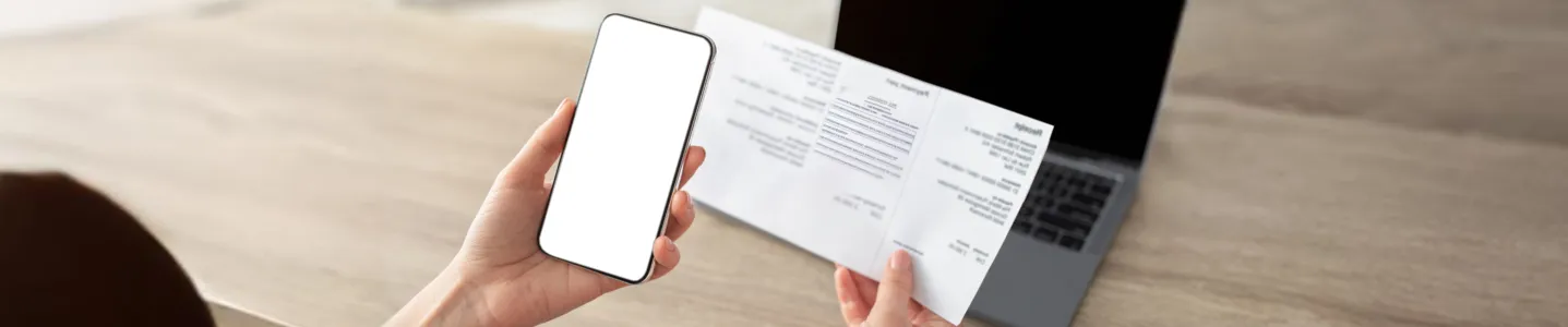 Mulher escaneando documento pelo celular.