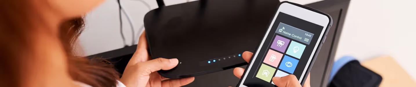 Com habilidade e determinação, uma mulher trabalha para restabelecer a conexão, ajustando o roteador e garantindo que a internet volte a funcionar de maneira eficiente.