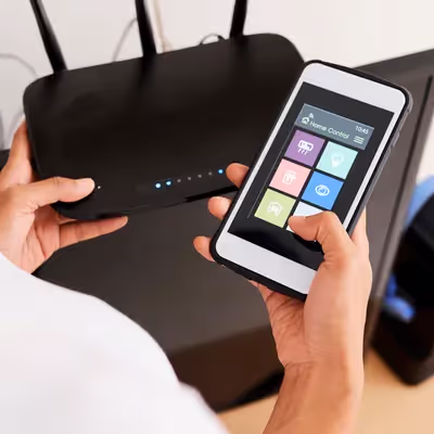 Demonstrando sua destreza, a mulher concentra-se em solucionar problemas para fazer a internet voltar a funcionar, ajustando o roteador com determinação para garantir uma conexão estável.