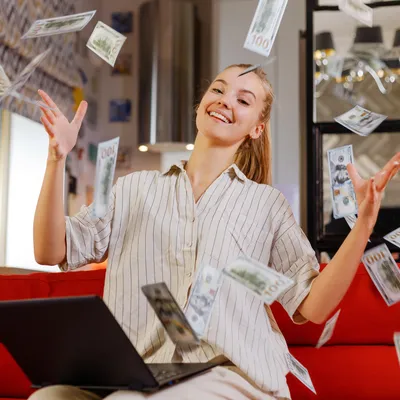 Notas de dinheiro voam pelo ar enquanto uma mulher sorri, celebrando seu sucesso em ganhar dinheiro na internet, demonstrando sua habilidade em aproveitar as oportunidades disponíveis no mundo digital.