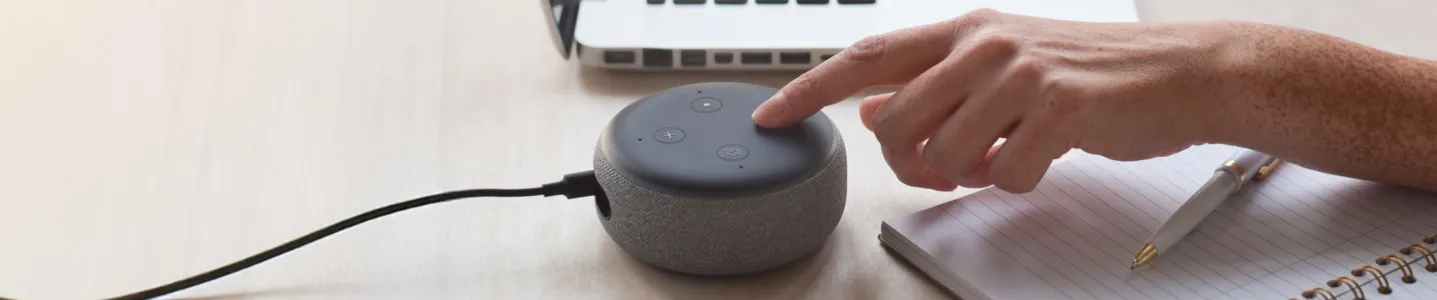 Homem conectando o Wi-Fi na Alexa.