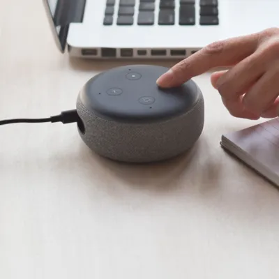 Homem configurando o Wi-Fi na Alexa.