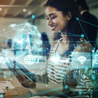 Com interesse, uma jovem mulher investiga como funciona a internet através do seu tablet, buscando compreender os detalhes técnicos que sustentam a conectividade que ela utiliza no dia a dia.