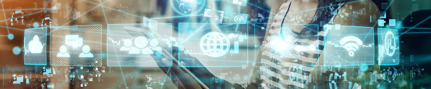 Com curiosidade, uma jovem mulher explora como funciona a internet através do seu tablet, buscando entender os princípios por trás da conectividade que torna possível seu mundo digital.