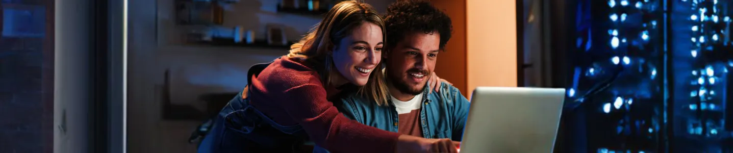 Casal busca no computador como obter internet grátis.