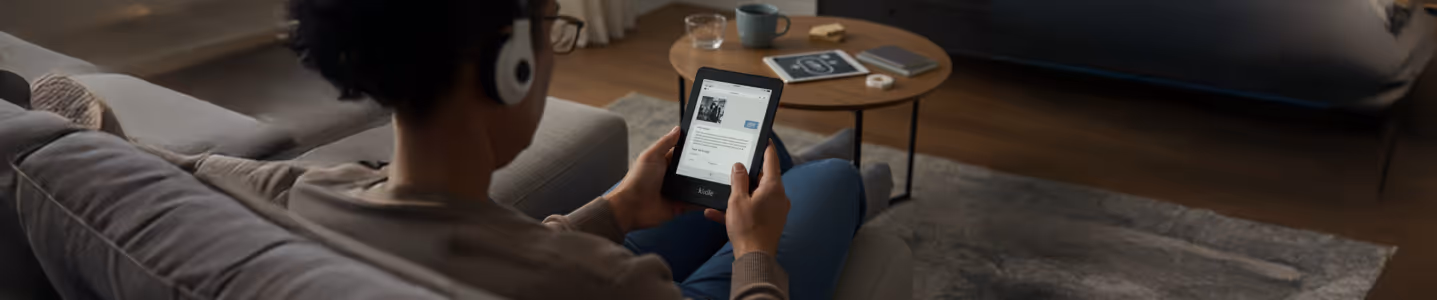 Pessoa assistindo vídeo no tablet enquanto ouve música com fones de ouvido.