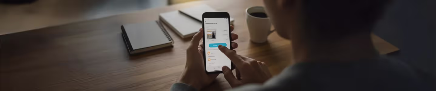 Pessoa usando um smartphone para limpar o cache do navegador, com um botão de confirmação destacado na tela.