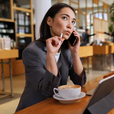 Uma jovem mulher está confusa sobre como realizar uma ligação a cobrar, procurando orientações sobre o processo para efetuar a chamada sem custos para si mesma.