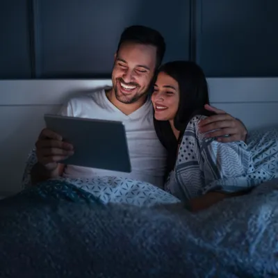 Casal vendo streaming no tablet juntos.
