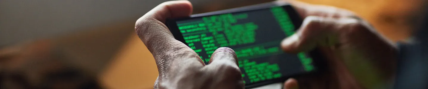 Com atenção e responsabilidade, um homem verifica a segurança do seu celular, garantindo que suas informações pessoais estejam protegidas e tomando medidas para manter a integridade do dispositivo.