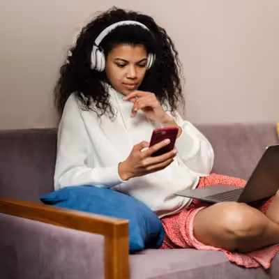 Mulher no sofá, tentando lembrar a senha do Wi-Fi.