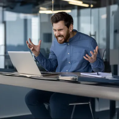 Homem frustrado com a falta de memória em seu PC.