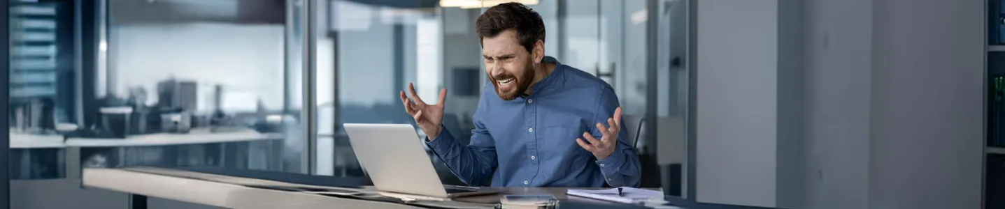 Homem irritado com a falta de memória no computador.