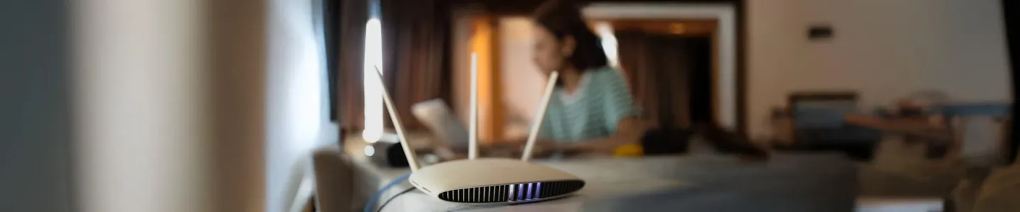 Mulher vendo como reduzir interferências no sinal do roteador.