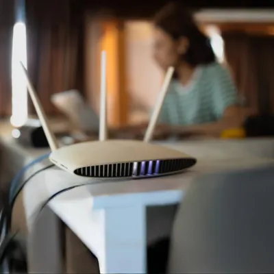 Dicas de redução de interferência no roteador vistas por mulher.