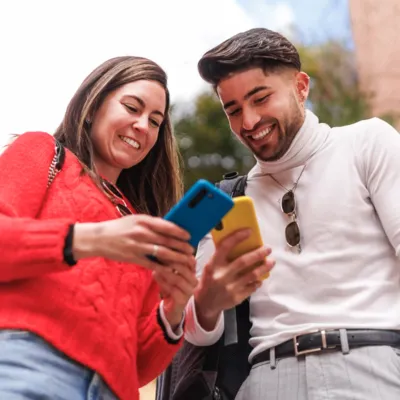 Duas pessoas usando hotspot de celular.
