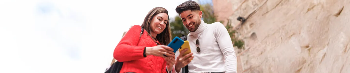 Duas pessoas compartilhando internet do celular.