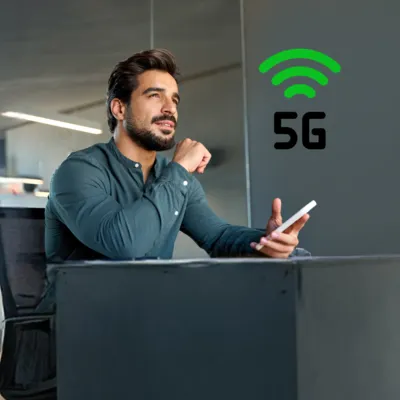 Homem verifica se seu dispositivo é compatível com 5G.