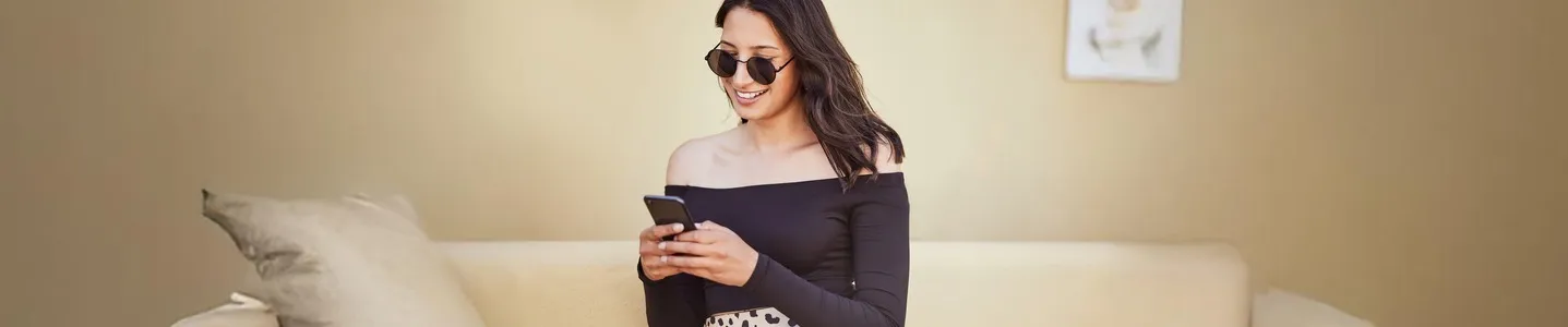 Mulher utiliza o Telegram no celular.