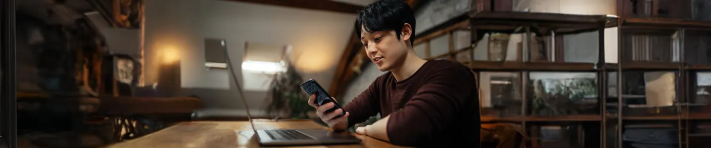 Garoto procurando comunidades de jogos no Discord pelo celular.