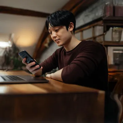 Garoto buscando comunidades de jogos no Discord.