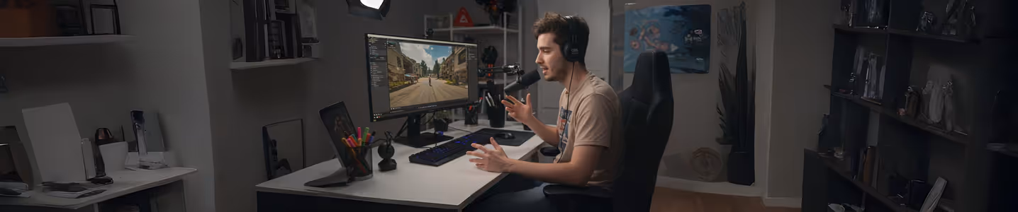 Pessoa jogando e conversando em frente ao computador