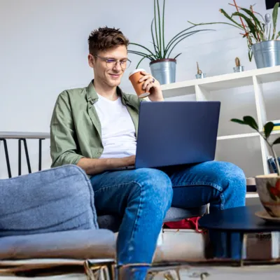 Homem navegando por comunidades do Reddit no notebook.