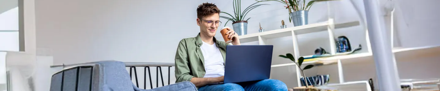 Homem buscando comunidades no Reddit pelo notebook.